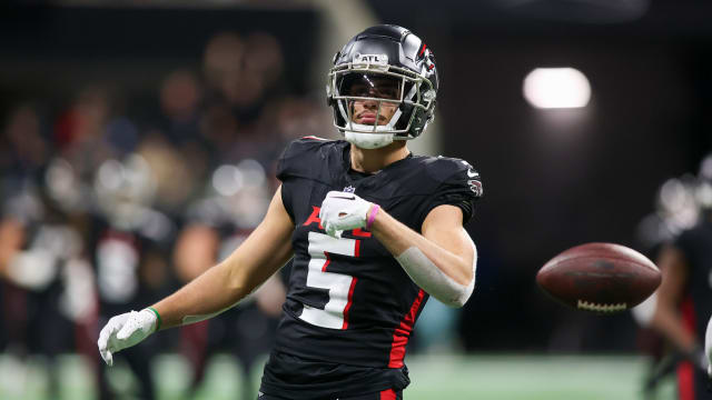 Atlanta Falcons wide receiver Drake London (5) reacts after a catch against the Tampa Bay Buccaneers in the second half at Mercedes-Benz Stadium.
