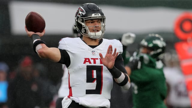 Atlanta Falcons quarterback Desmond Ridder (9) throws a pass against the New York Jets during the first quarter at MetLife Stadium.