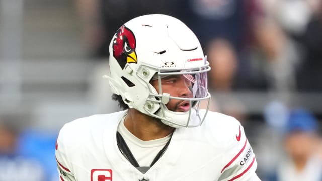 Arizona Cardinals quarterback Kyler Murray (1) throws a pass against the San Francisco 49ers during the first half at State Farm Stadium.