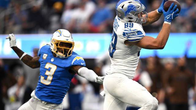 Detroit Lions tight end Brock Wright catches a pass against the Los Angeles Chargers.