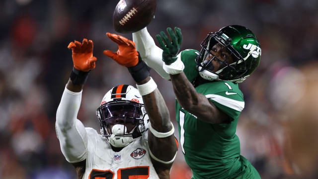 Jets' CB Sauce Gardner breaks up a pass intended for Browns' TE David Njoku on TNF