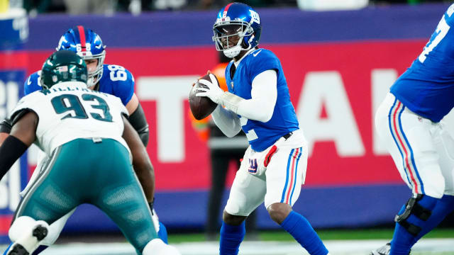 New York Giants quarterback Tyrod Taylor (2) looks for an open teammate in the fourth quarter against the Philadelphia Eagles, Sunday, January 7, 2024.