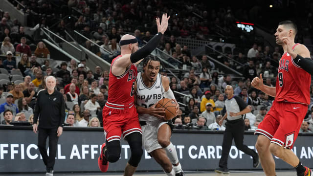  San Antonio Spurs forward Dominick Barlow (26) drives in against Chicago Bulls guard Alex Caruso (6) in the second half at Frost Bank Center.