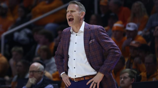 Alabama Crimson Tide head coach Nate Oats during the first half against the Tennessee Volunteers at Thompson-Boling Arena at Food City Center.