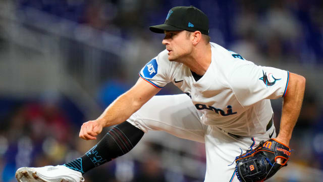 Former Miami Marlins reliever David Robertson signed a one-year, $10 million contract with the Texas Rangers with a $7 million mutual option in 2025.