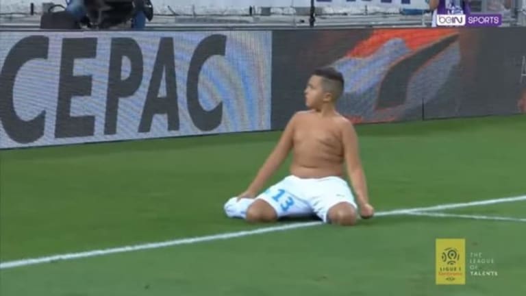 ÍDOLO | Niño hizo saque de honor, anotó gol y celebró a lo grande