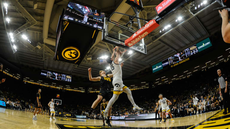 Resumé Watch: Hawkeyes Move Into Coaches Poll
