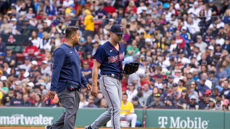 Twins' Sonny Gray leaves with apparent hamstring injury