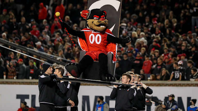 Recruiting Roundup Three Star Edge Rusher Names Uc A Top School Recruits Arrive For June Visits All Bearcats