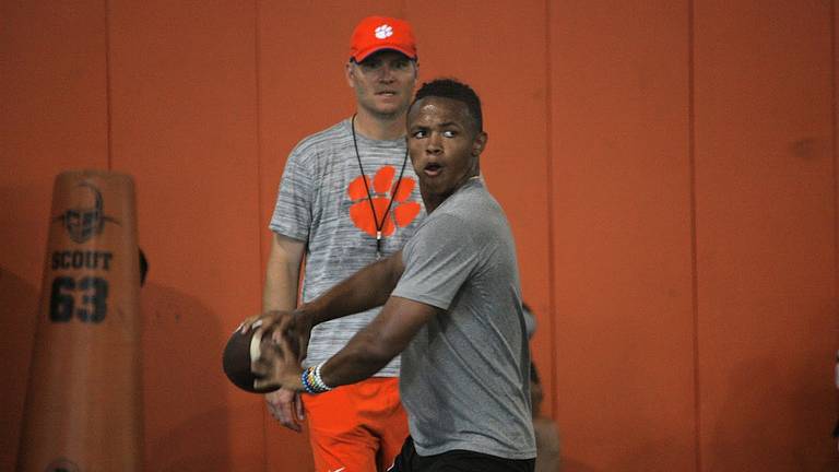 clemson-tigers-recruiting-2024-qb-targets-sports-illustrated