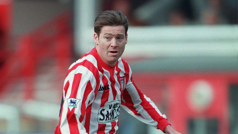 Did Chris Waddle have a clause in his Newcastle contract saying he couldn't play against Sunderland?