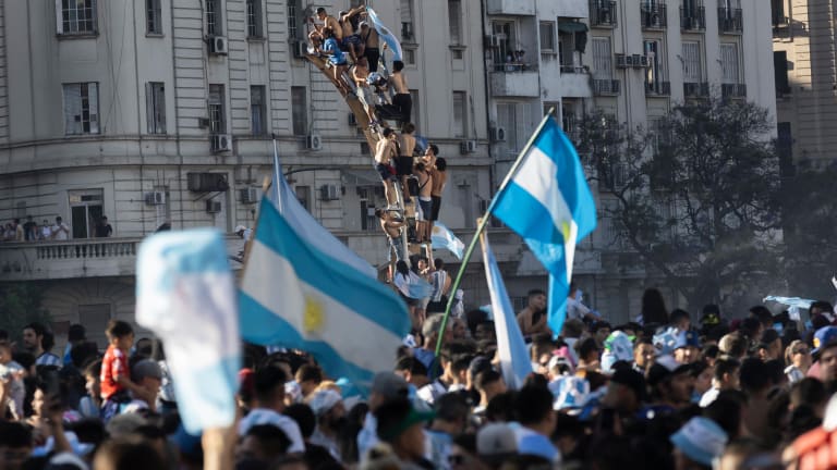 La otra cara del triunfo, destrozos millonarios en el Obelisco de Buenos Aires