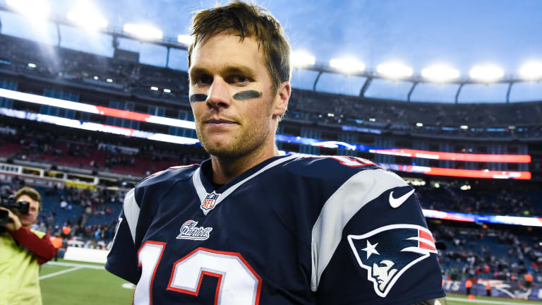 Tom Brady vuelve a los Patriots para homenaje en juego inaugural