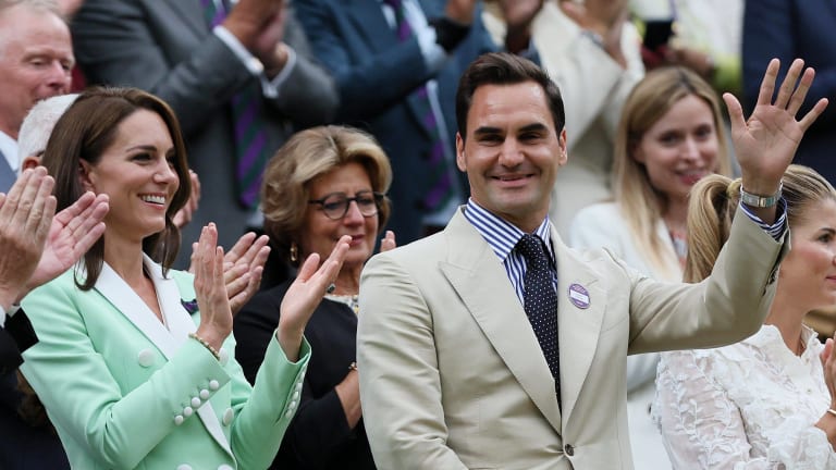 Roger Federer recibe emotivo homenaje en Wimbledon