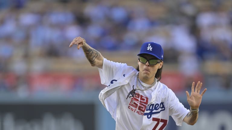 Peso Pluma lanzó primera bola como invitado de lujo de los Dodgers - Para  Ganar