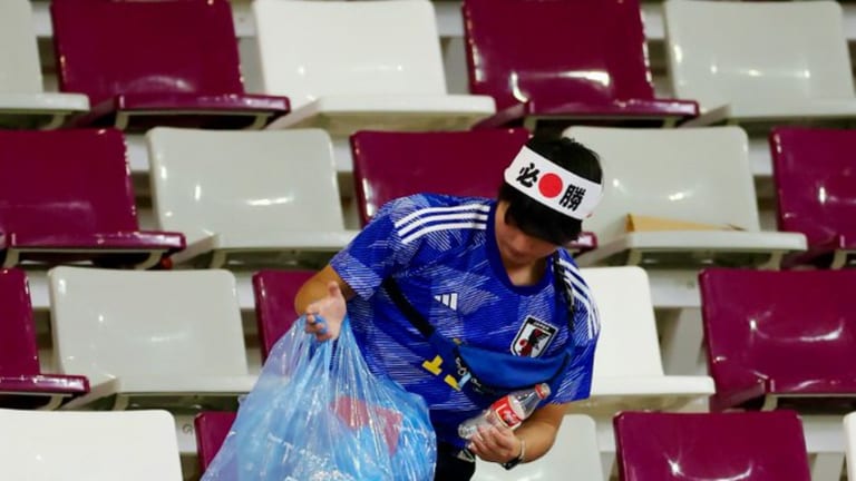 Orden nivel: aficionados japoneses limpiaron las gradas al terminar el partido