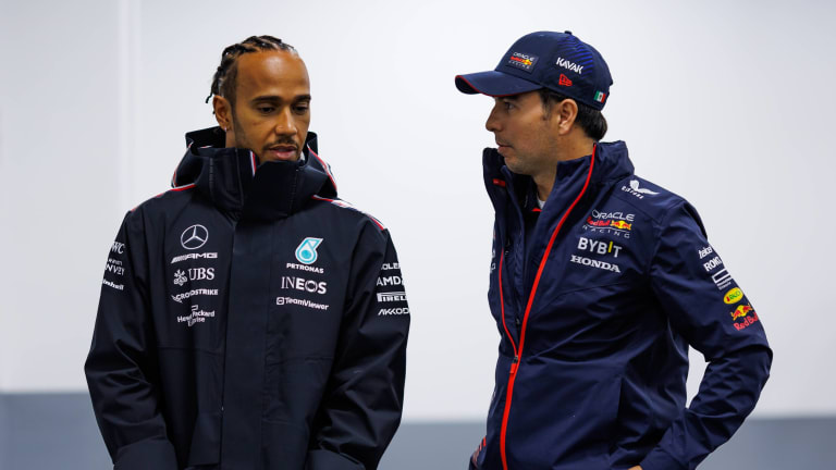 Hamilton defiende a Checo y no se explica que Marko siga en Red Bull
