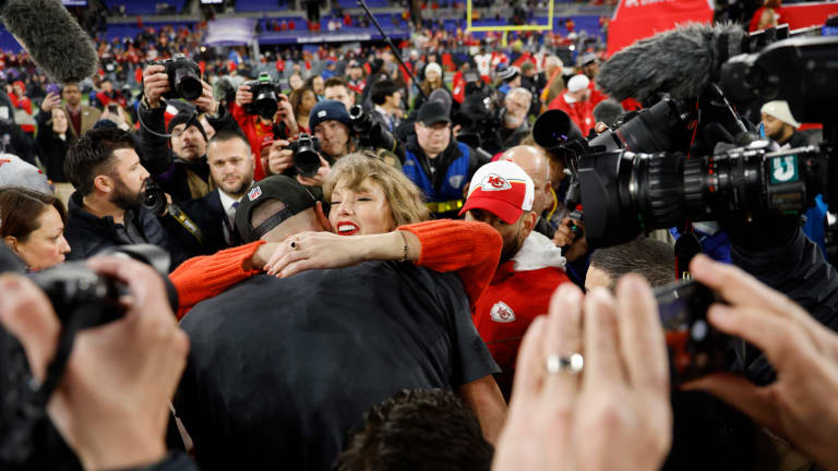 La NFL: Taylor Swift y Travis Kelce sellan el pase de los Chiefs al Super Bowl con un apasionado beso