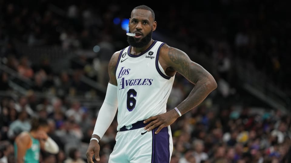 LeBron James' Hot Shooting Carries Lakers to Win Over Spurs