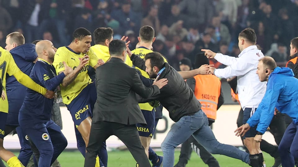 Trabzonspor Fans Attack Fenerbahce Players, Some Fight Back