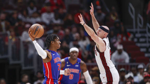 Detroit Pistons guard Jaden Ivey (23) looks to pass the ball against Chicago Bulls guard Alex Caruso (6)