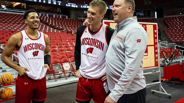 WATCH: Wisconsin guard Isaac Lindsey surprised with a scholarship - Vimarsana News