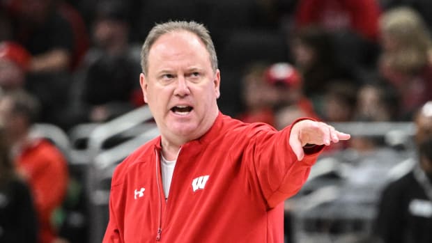 Wisconsin basketball head coach Greg Gard speaking with his team (Credit: Benny Sieu-USA TODAY Sports)