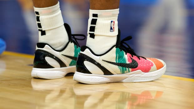 San Antonio Spurs forward Keldon Johnson wears the Nike Kobe 6 Protro shoes against the Golden State Warriors on December 4, 2021.