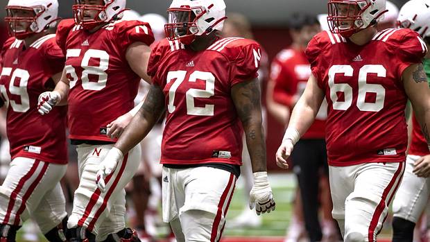 Offensive line Henry Lutovsky and Ian Boerkircher and Kevin Williams Jr. and Ezra Miller spring practice 2022.03.30 2901
