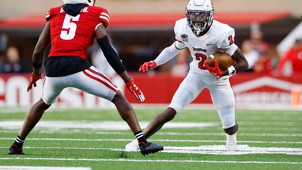 Wisconsin cornerback Cedrick Dort Jr. preparing to tackler an Illinois State offensive player.