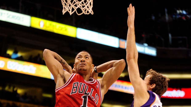 Chicago Bulls guard Derrick Rose goes up for a dunk against Phoenix Suns guard Goran Dragic