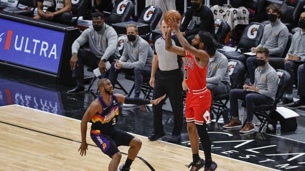 Chicago Bulls guard Coby White (0) shoots against Phoenix Suns guard Chris Paul (3)