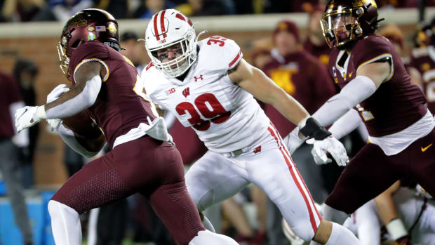 Wisconsin inside linebacker Tate Grass making a tackle against Minnesota in 2021. (Credit: Mark Hoffman / Milwaukee Journal Sentinel / USA TODAY NETWORK)