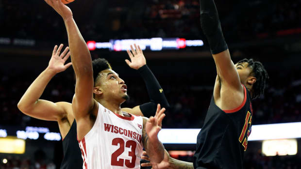 Wisconsin guard Chucky Hepburn making a layup over a Maryland defender.