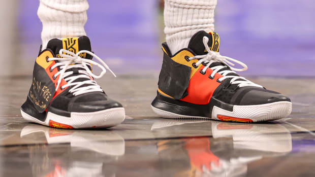 Kyrie Irving Covers the Nike Logo on His Sneakers & Writes 'I Am Free' –  Footwear News