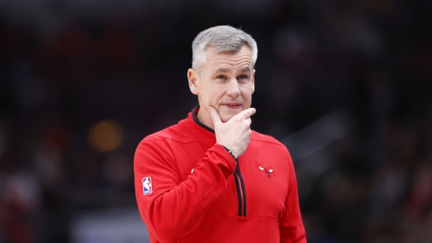 December 7, 2022; Chicago Bulls head coach Billy Donovan figures out gameplan during the game against the Washington Wizards at United Center