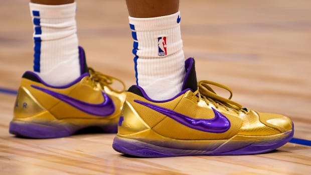 Detroit Pistons guard Saben Lee wears the Nike Kobe 5 shoes against the Phoenix Suns on January 16, 2022.