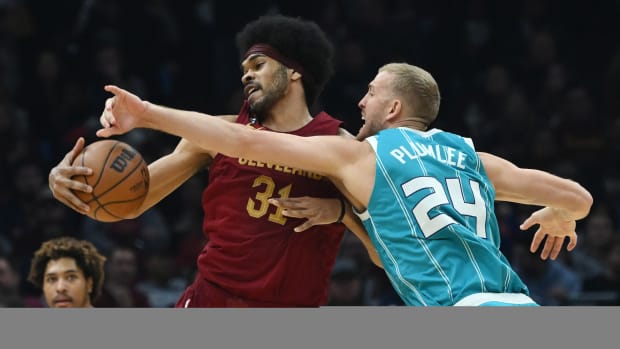 Cleveland Cavaliers center Jarrett Allen (31) controls the ball against Charlotte Hornets center Mason Plumlee (24) during the first half at Rocket Mortgage FieldHouse.