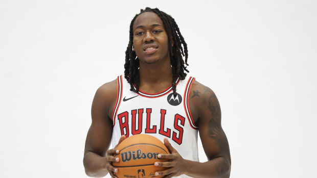 Bulls' Ayo Dosunmu announced as 'from Chicago' during starting
