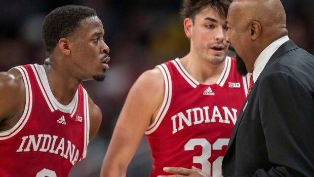 Indiana Hoosiers head coach Mike Woodson talks with guard Xavier Johnson (0) and guard Trey Galloway (32), Thursday, March 10, 2022, during Big Ten tournament mens action from Indianapolis Gainbridge Fieldhouse. Indiana won 74-69.