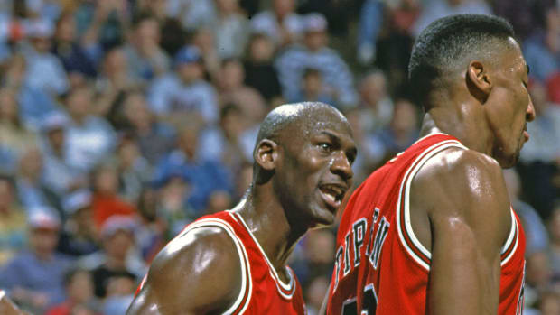 Chicago Bulls guard Michael Jordan talks to forward Scottie Pippen