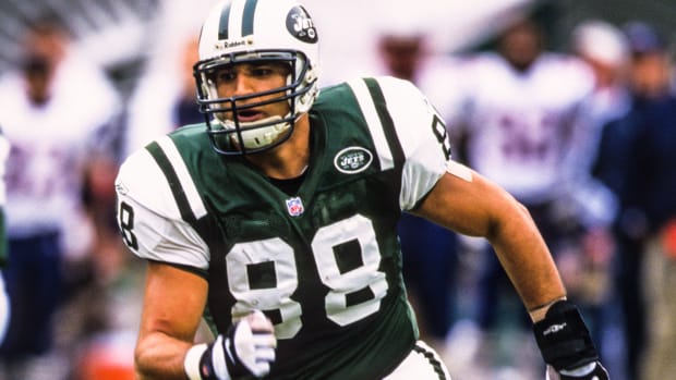 Tight end Anthony Becht plays in a 2001 game against New England