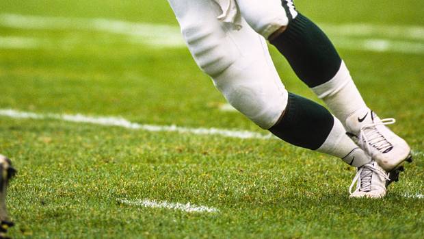 Tight end Anthony Becht plays in a 2001 game against New England