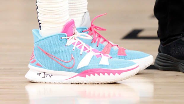 nike pink basketball shoes