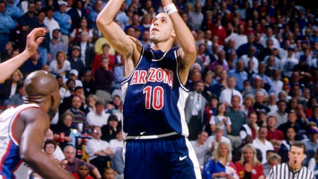 Arizona Wildcats guard Mike Bibby playing in the 1997 NCAA Tournament.