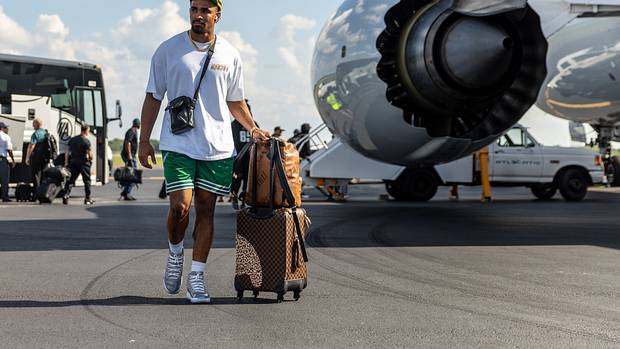 Jalen Hurts Wears Air Jordans on Eagles Team Flight - Sports Illustrated FanNation Kicks News, Analysis and More - Vimarsana News