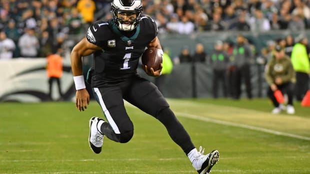 Philadelphia Eagles quarterback Jalen Hurts runs against the Green Bay Packers.