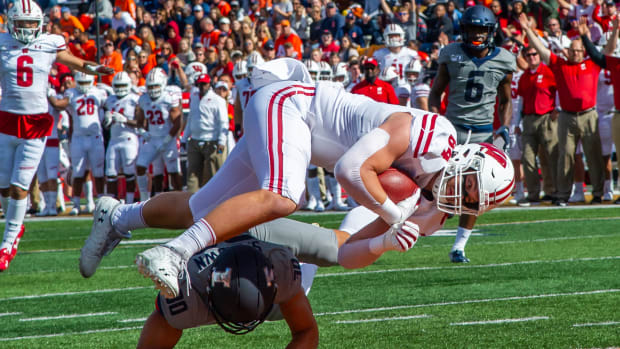Wisconsin tight end Jake Ferguson diving into the end zone versus Illinois (Credit: Patrick Gorski-USA TODAY Sports)