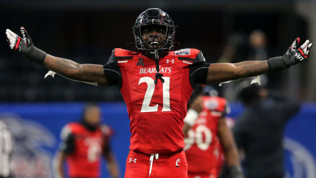 Cincinnati Bearcats defensive end Myjai Sanders (21) pumps up the team and the fans in the third quarter during the Chick-fil-A Peach Bowl against the Georgia Bulldogs, Friday, Jan. 1, 2021, at Mercedes-Benz Stadium in Atlanta, Georgia. The Georgia Bulldogs won, 24-21. Georgia Bulldogs Vs Cincinnati Bearcats Chick Fil A Peach Bowl 2020 Jan 1 2021