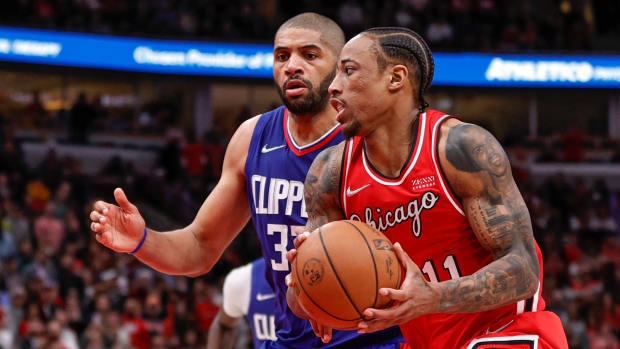 Chicago Bulls forward DeMar DeRozan drives to the basket against LA Clippers forward Nicolas Batum